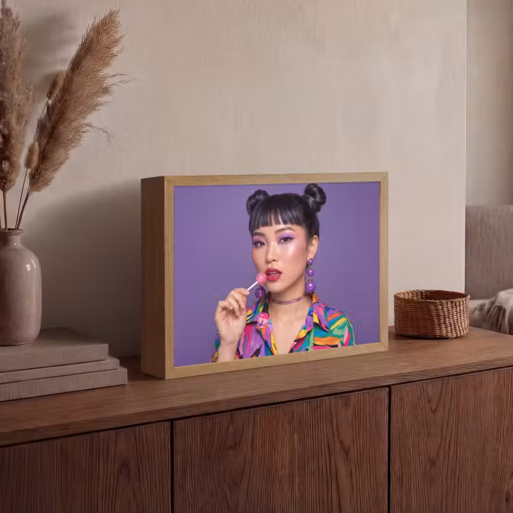 Vrouw - Portret - Make-up - Paars - Levendig Light Box met batterij (Wandlamp) middel -sfeer2