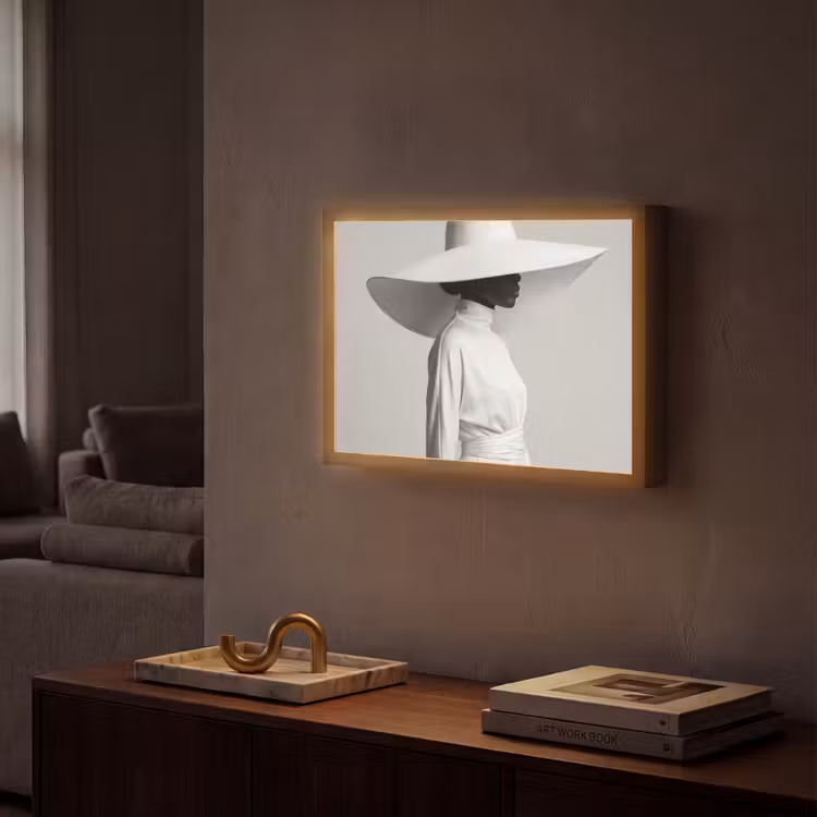 Vrouw - Profiel - Hoed - Zwart - Wit - Minimalistisch Light Box met batterij (Wandlamp) middel -sfeer1