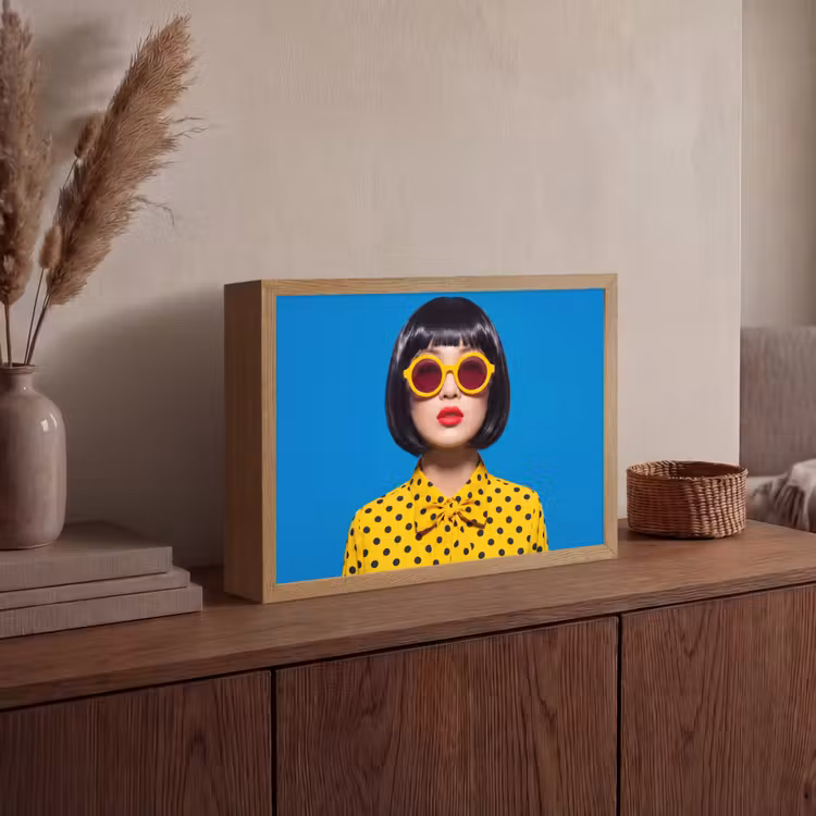 Vrouw - Zonnebril - Pop Art - Portret - Geel Light Box met batterij (Wandlamp) middel -sfeer2