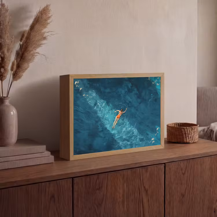 Vrouw - Water - Bikini - Oranje Light Box met batterij (Wandlamp) middel -sfeer2