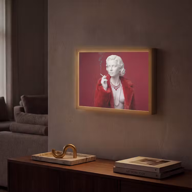 Vrouw - Bontjas - Mode - Klassiek - Rood Light Box met batterij (Wandlamp) middel -sfeer1