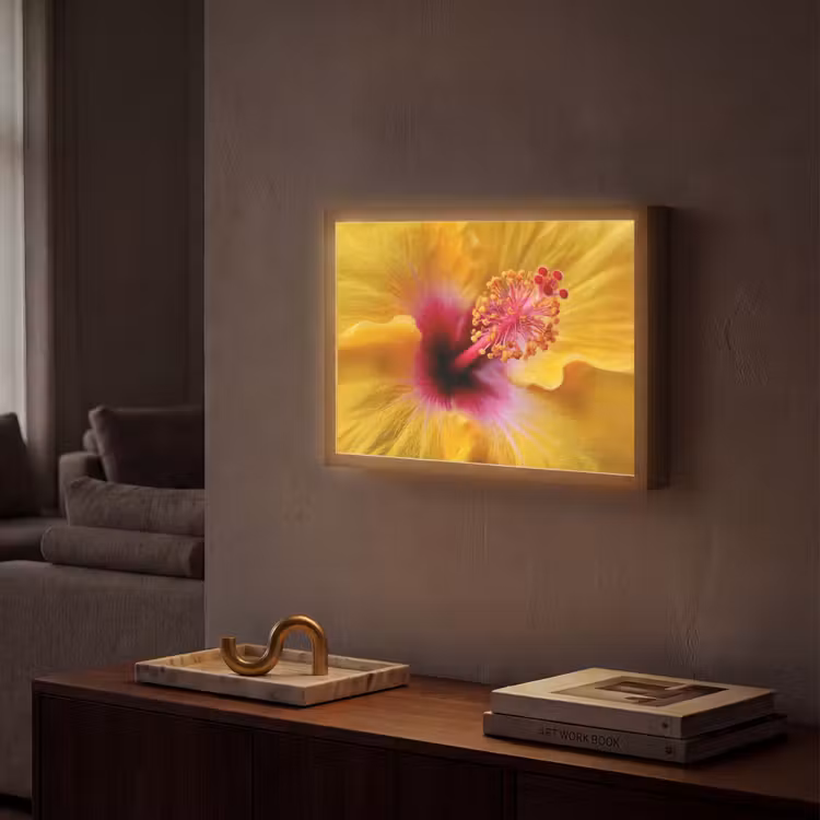 Geel - Hibiscus - Tropisch Light Box met batterij (Wandlamp) middel -sfeer1