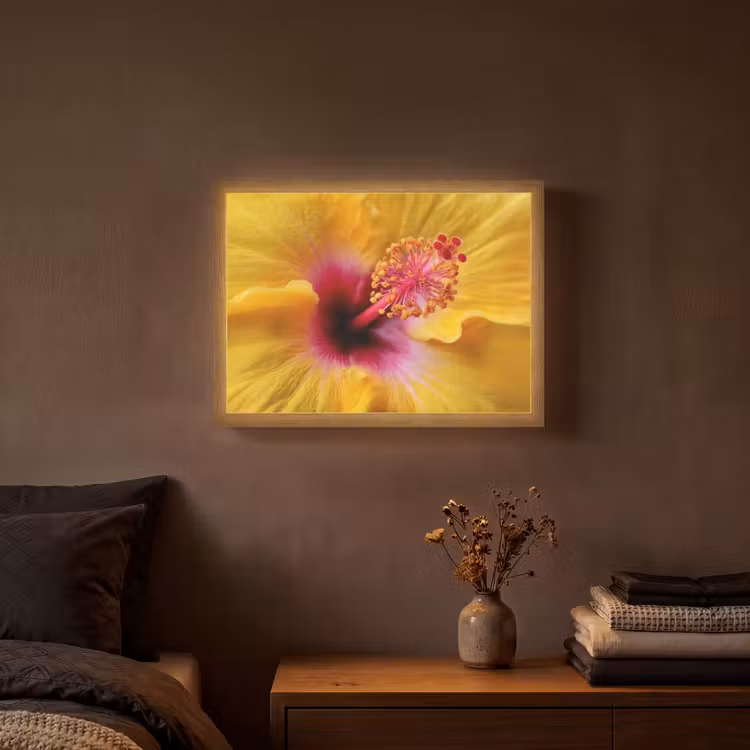 Geel - Hibiscus - Tropisch Light Box met batterij (Wandlamp) middel -sfeer4