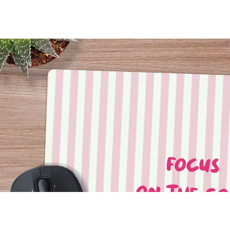 Focus on the good - Strepen - Roze - Smiley muismat rubber klein -closeup