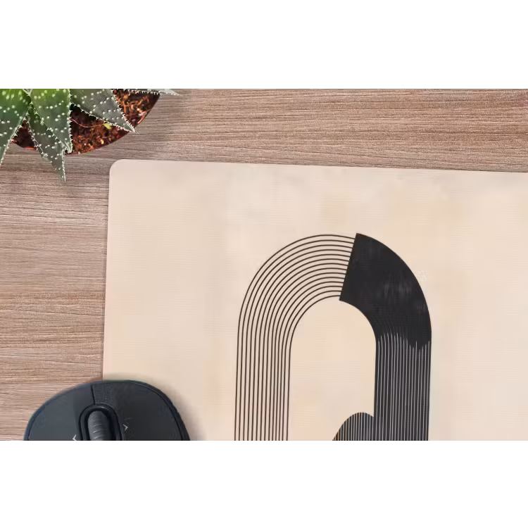 Grafisch gebogen motief - Beige muismat rubber klein -closeup