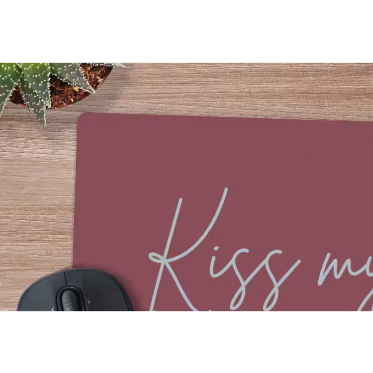 Kiss my ass - Lip - Bordeaux muismat rubber klein -closeup