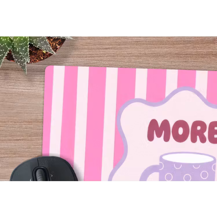 More coffee - Roze - Paars - Strepen - Mok muismat rubber klein -closeup