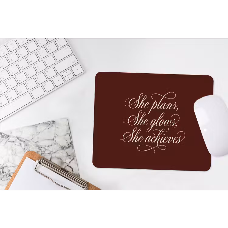 She plans she glows she achieves - Rood - Cursief muismat rubber klein -witbureau
