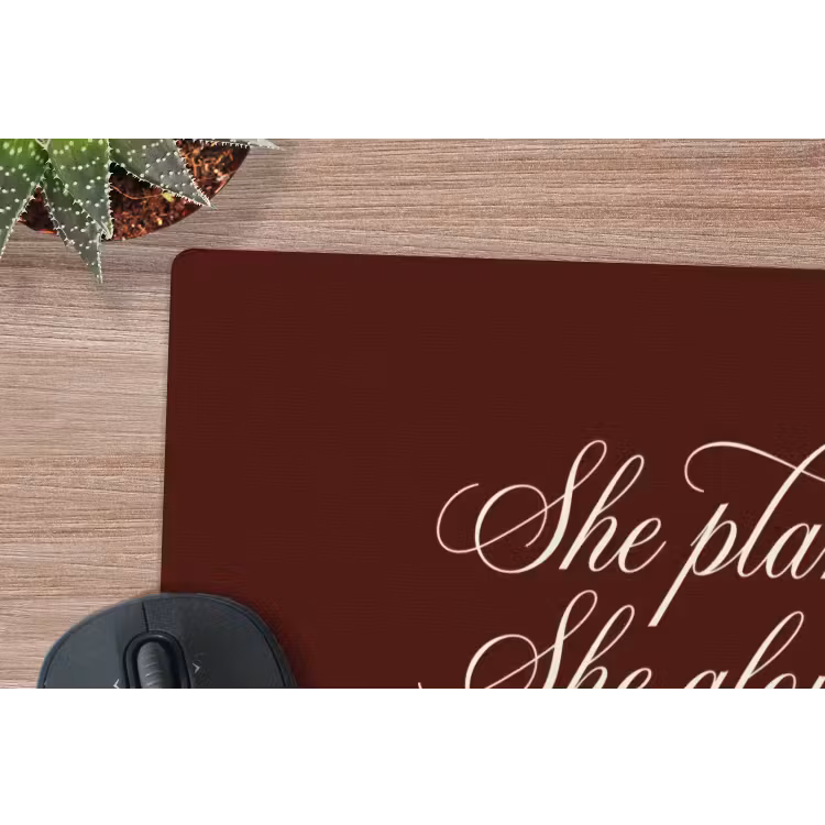 She plans she glows she achieves - Rood - Cursief muismat rubber klein -closeup