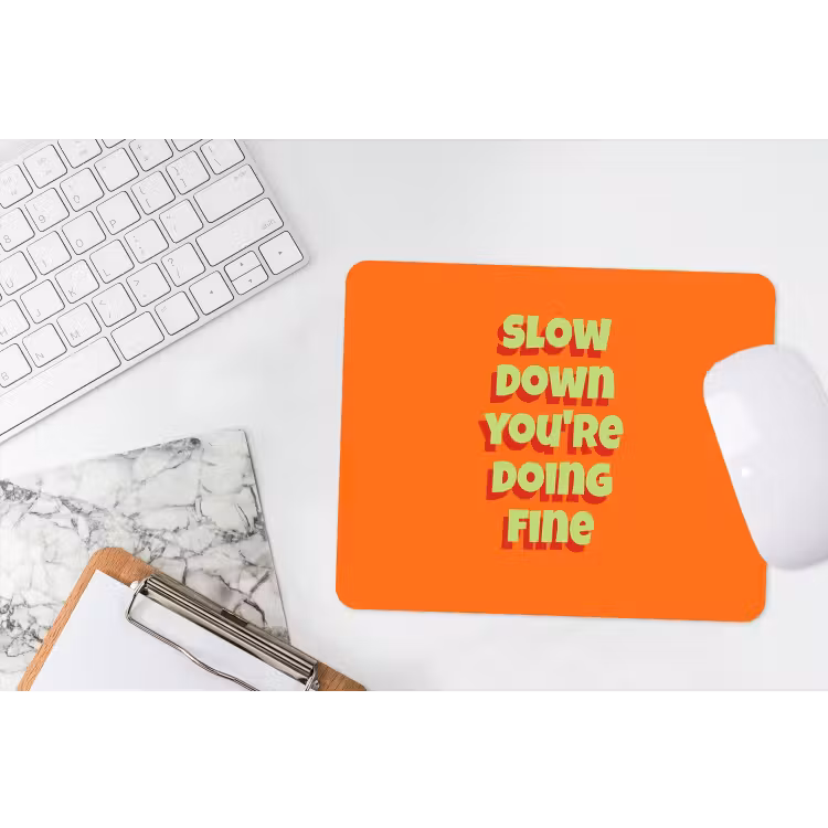 Slow down you're doing fine - Oranje - Simple muismat rubber klein -witbureau