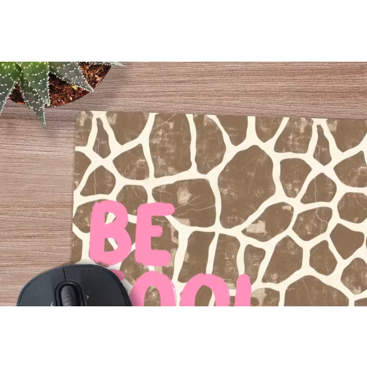 Tekst - Be cool or leave - Roze - Giraffenprint muismat rubber klein -closeup