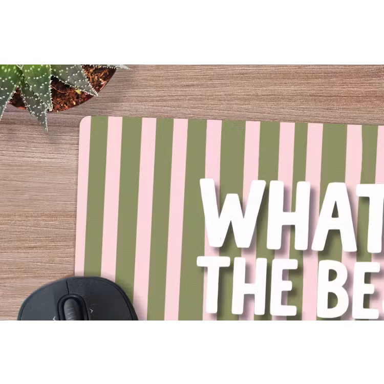 What's the best that could happen - Strepen - Groen - Roze muismat rubber klein -closeup