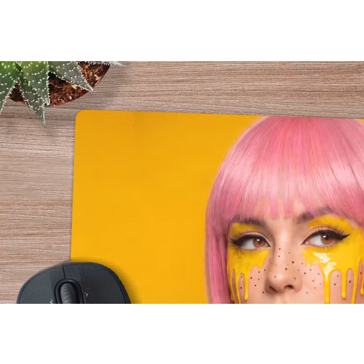 Vrouw - Portret - Abstract - Kleurrijk - Geel muismat rubber klein -closeup
