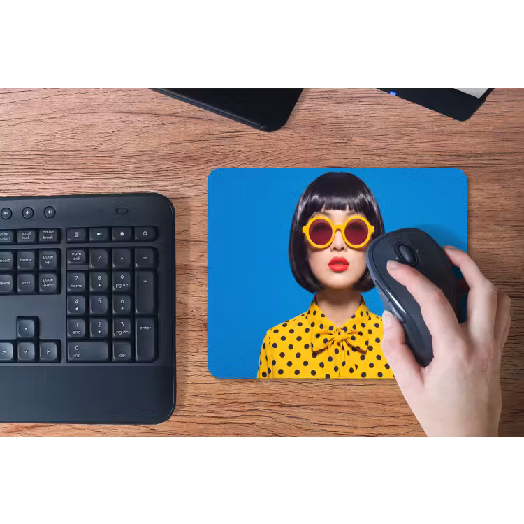 Vrouw - Zonnebril - Pop Art - Portret - Geel muismat rubber klein -toetsenbord