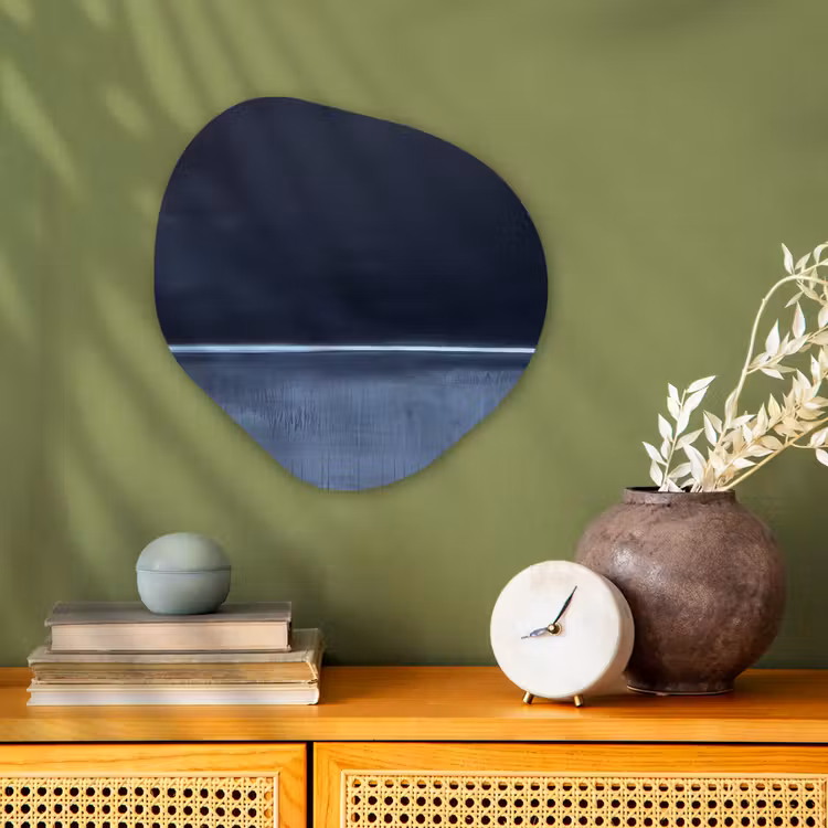 Abstract - Horizontale lijn - Minimalistisch - Donkerblauw - Kunst Wandcirkel Organisch Forex 3mm klein -sfeer2