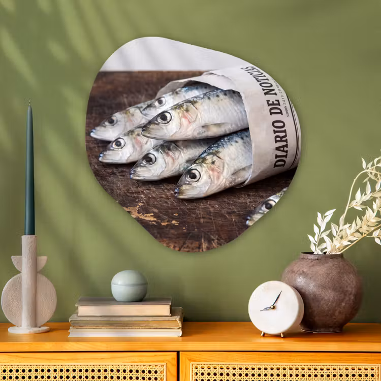 Organic painting - Aluminum -. Little Sardine - newspaper - cutting board - Sardientje - krant - snijplank Wandcirkel Organisch Aluminium middel