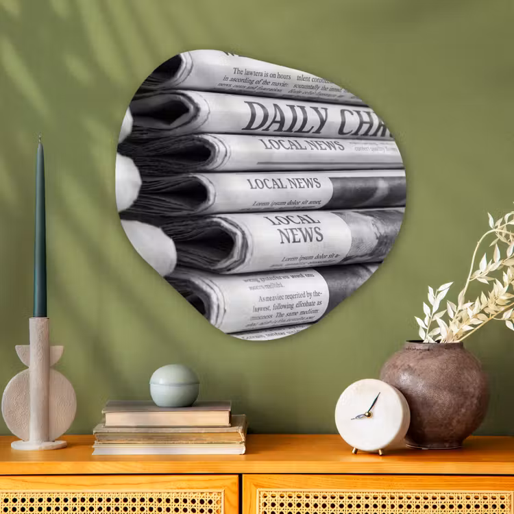 Krant - Stapel - Nieuws - Zwart-wit - Media Wandcirkel Organisch Aluminium middel -sfeer2