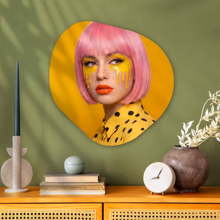 Vrouw - Portret - Abstract - Kleurrijk - Geel Wandcirkel Organisch Aluminium middel -sfeer2