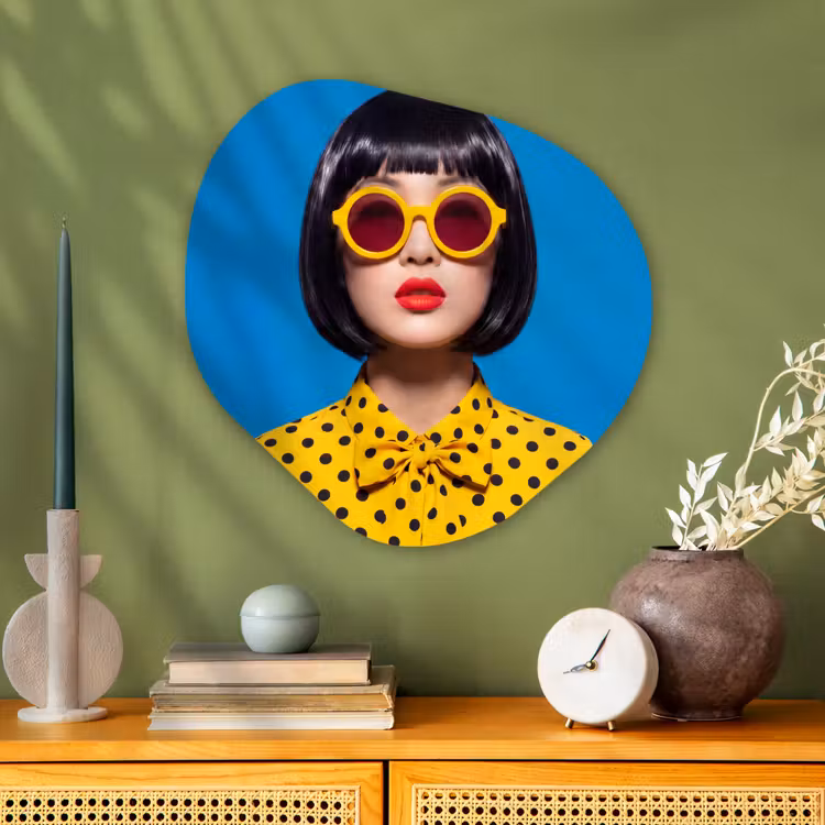 Vrouw - Zonnebril - Pop Art - Portret - Geel Wandcirkel Organisch Aluminium middel -sfeer2