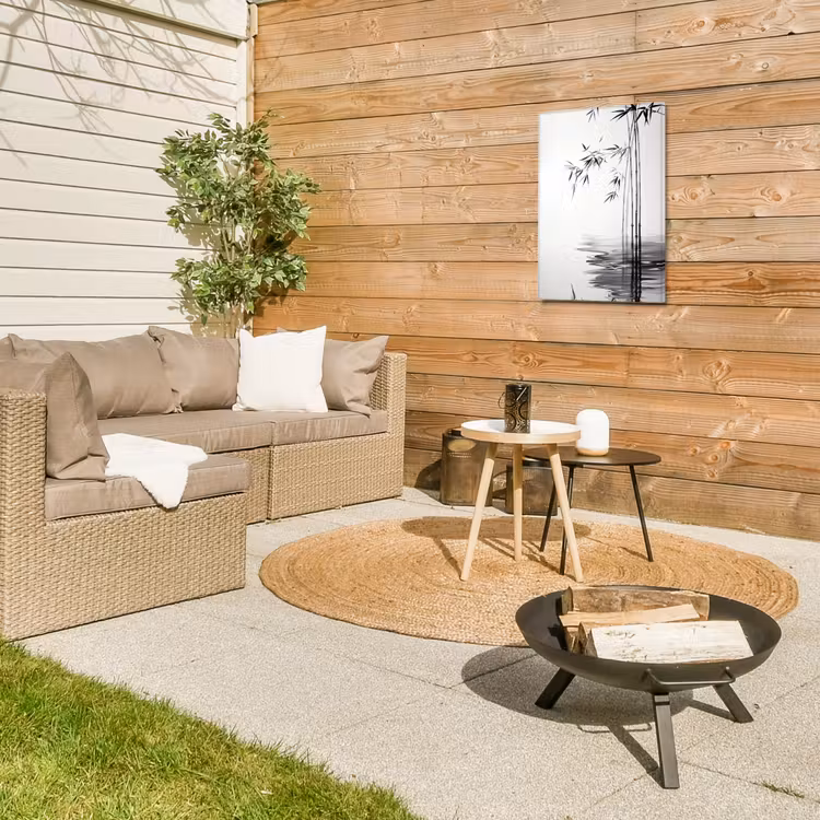 Bamboestammen - Water - Minimalistisch - Wit Tuinposter op houten frame 2 cm dik klein -sfeer2