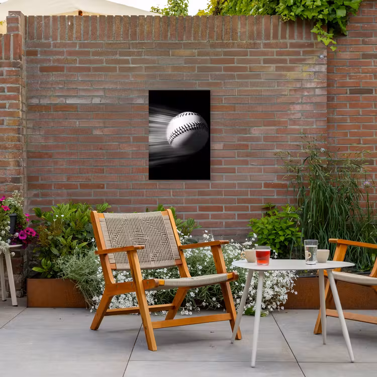 Honkbal - Wit - Vliegt Tuinposter op houten frame 2 cm dik klein -sfeer3