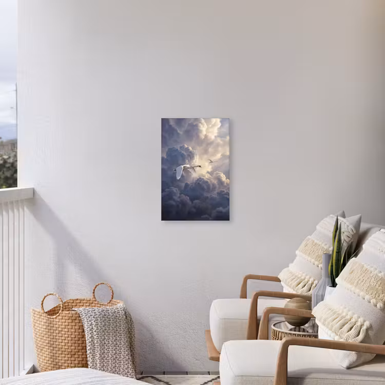 Vogel - Vliegend - Natuur - Wit - Wolken Tuinposter op houten frame 2 cm dik klein -sfeer1