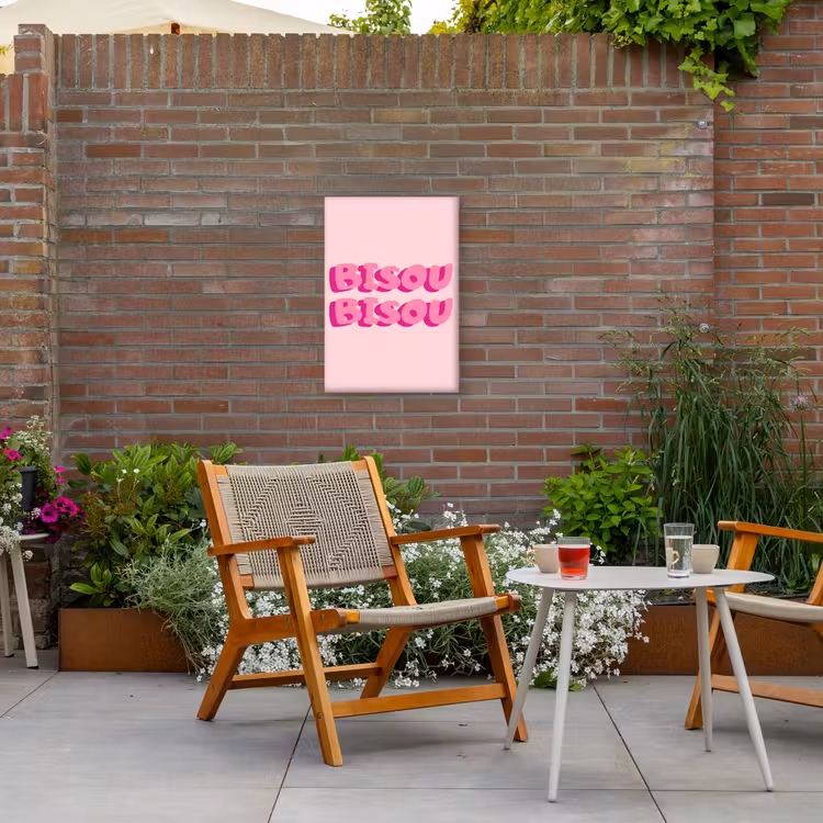 Bisou - Roze - Dikke letters Tuinposter op houten frame 2 cm dik klein -sfeer3