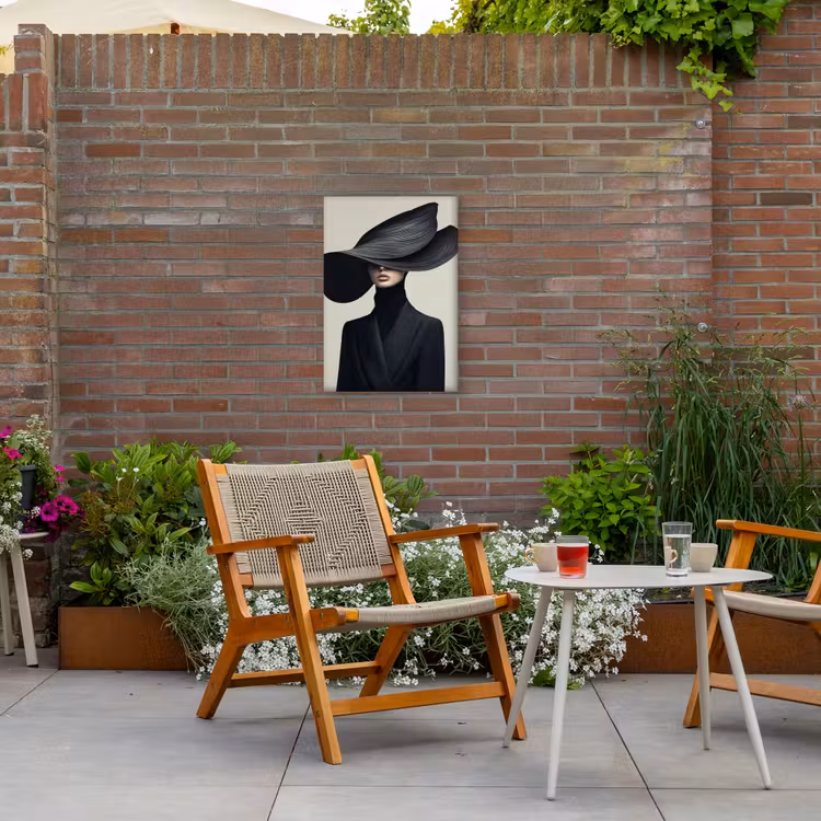 Zwart - Vrouw - Hoed Tuinposter op houten frame 2 cm dik klein -sfeer3