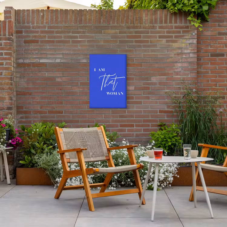 Blauw - I am that woman - Sierlijk - Minimalistisch Tuinposter op houten frame 2 cm dik klein -sfeer3