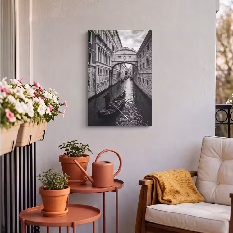 Boot - Waterweg - Stad - Zwart-wit - Architectuur Tuinposter op houten frame 2 cm dik klein -sfeer1