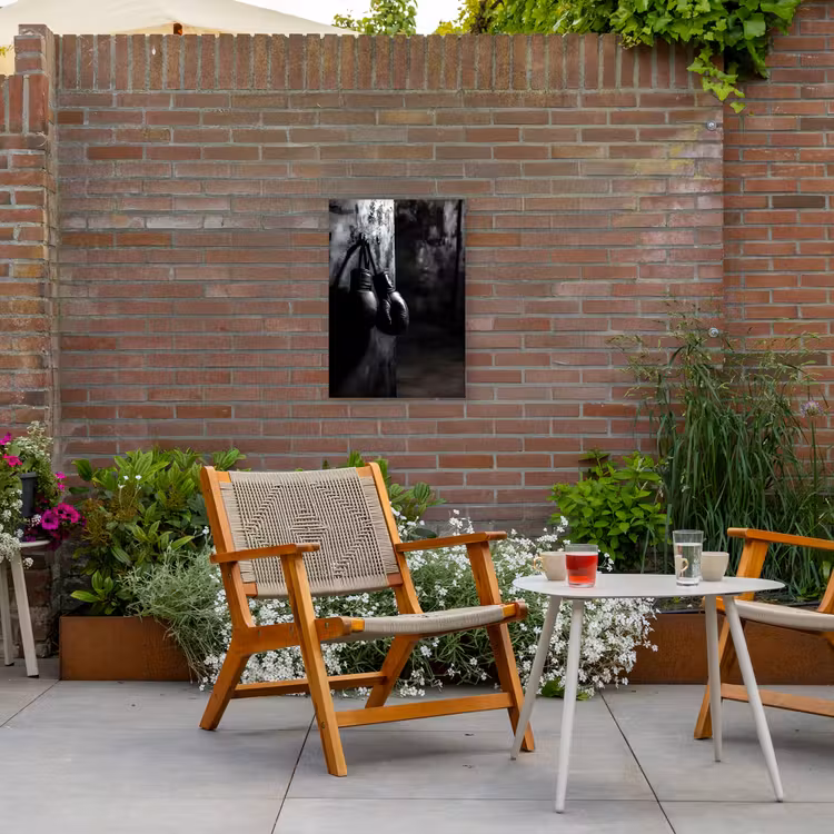 Bokshandschoenen - Muur - Duister - Zwart Tuinposter op houten frame 2 cm dik klein -sfeer3