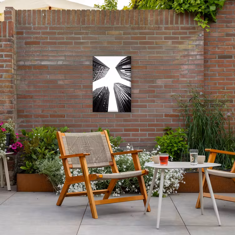 Gebouwen - Lucht - Zwart Tuinposter op houten frame 2 cm dik klein -sfeer3