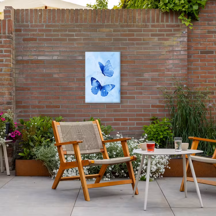 Vlinders - Sierlijk - Blauw Tuinposter op houten frame 2 cm dik klein -sfeer3