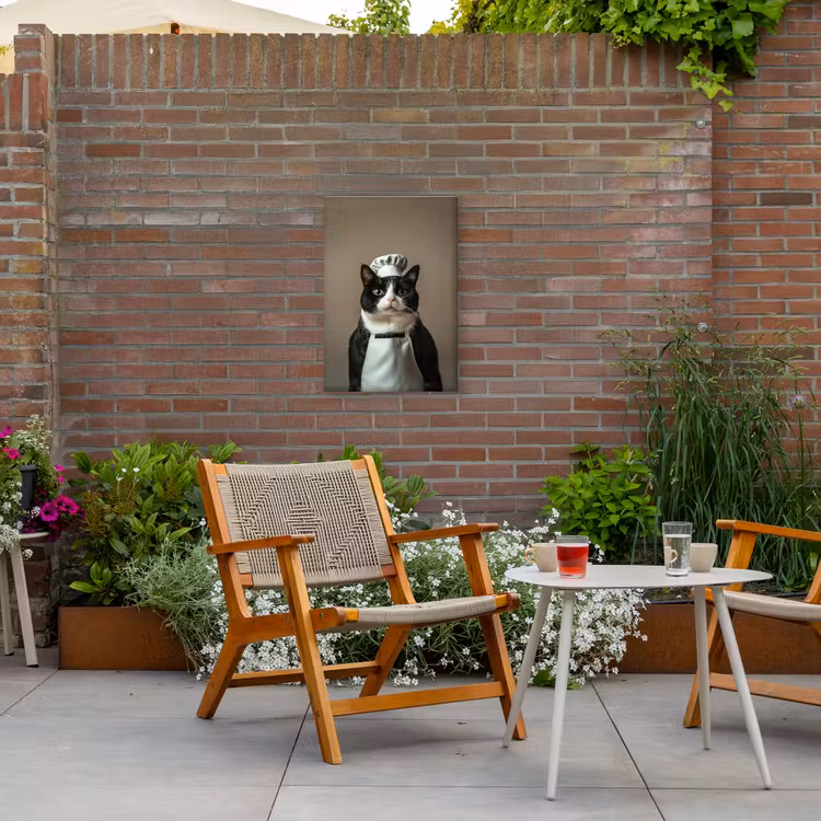 Kat - Kokskleding - Zwart - Wit Tuinposter op houten frame 2 cm dik klein -sfeer3