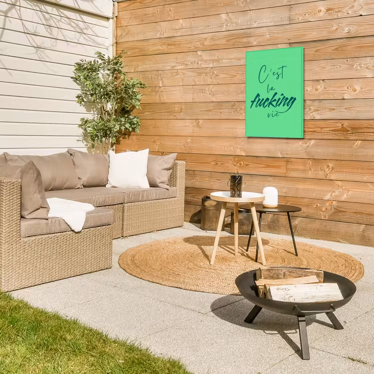 c'est la fucking vie - Groen - Penseelstijl Tuinposter op houten frame 2 cm dik klein -sfeer2