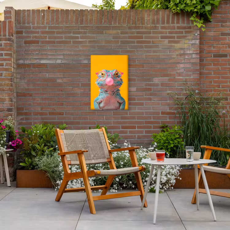 Kameleon - Kauwgom - Kleurrijk Tuinposter op houten frame 2 cm dik klein -sfeer3