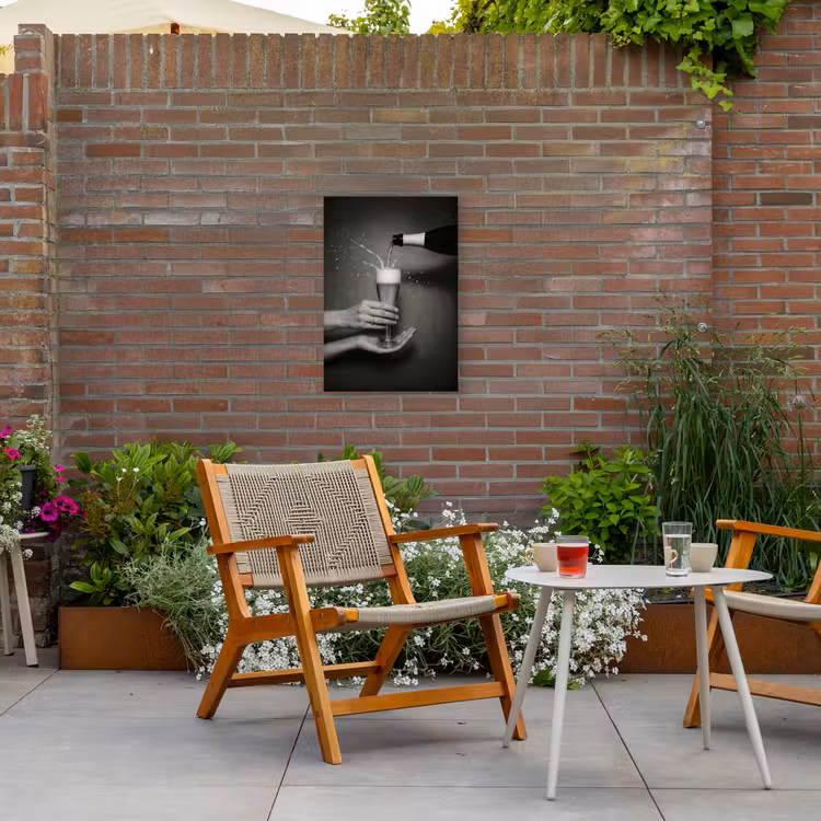 Champagnefles - Glas - Minimalistisch - Spetters Tuinposter op houten frame 2 cm dik klein -sfeer3
