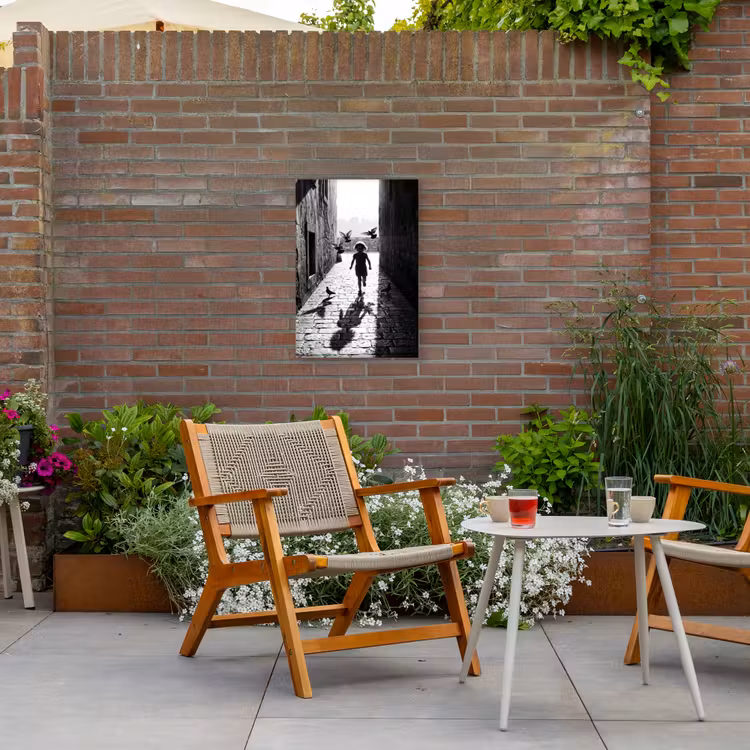 Kind - Vogel - Straat - Zwart-wit - Spelen Tuinposter op houten frame 2 cm dik klein -sfeer3