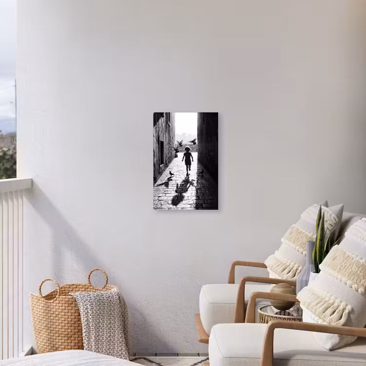 Kind - Vogel - Straat - Zwart-wit - Spelen Tuinposter op houten frame 2 cm dik klein -sfeer1