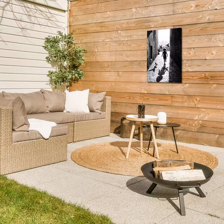 Kind - Vogel - Straat - Zwart-wit - Spelen Tuinposter op houten frame 2 cm dik klein -sfeer2