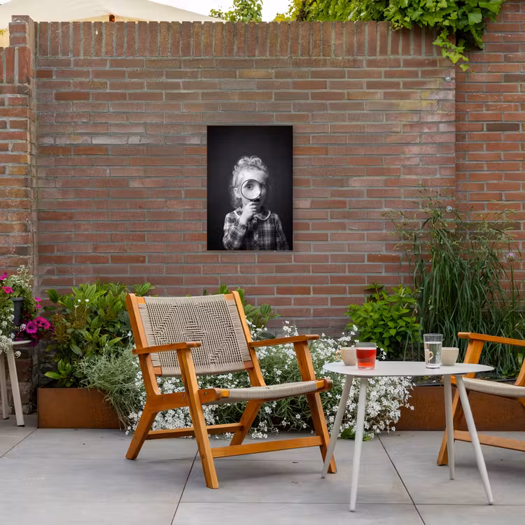 Kind - Vergrootglas - Portret - Zwart-wit Tuinposter op houten frame 2 cm dik klein -sfeer3