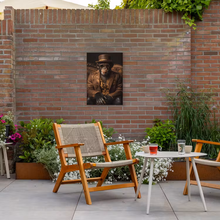 Chimpansee - Stoel - Pak - Bruin Tuinposter op houten frame 2 cm dik klein -sfeer3
