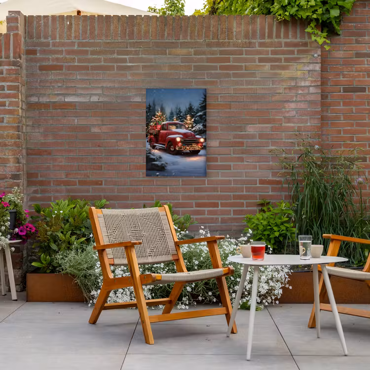 Kersttruck - Sneeuwbos - Rood Tuinposter op houten frame 2 cm dik klein -sfeer3