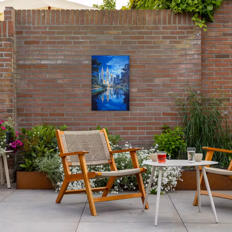 Stad Kuala Lumpur - Skyline - Wolkenkrabbers - Water Tuinposter op houten frame 2 cm dik klein -sfeer3