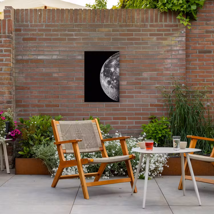 Close-up - Maan - Wit - Textuur Tuinposter op houten frame 2 cm dik klein -sfeer3