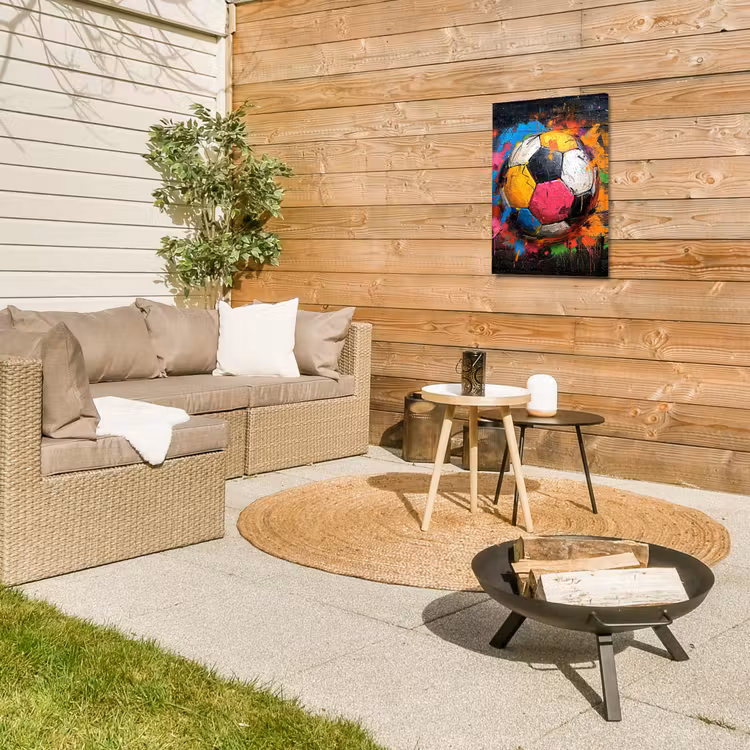 Kleurrijke Voetbal Tuinposter op houten frame 2 cm dik klein -sfeer2