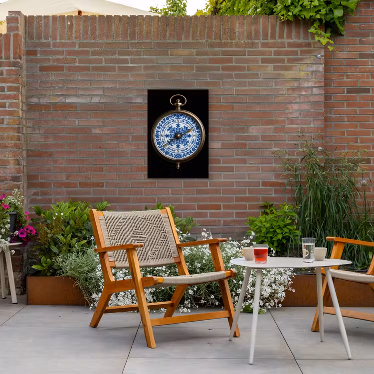 Kompas - Delfts blauw - Zwart Tuinposter op houten frame 2 cm dik klein -sfeer3