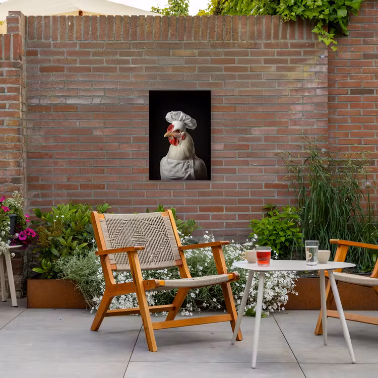 Kok - Rood - Kip Tuinposter op houten frame 2 cm dik klein -sfeer3