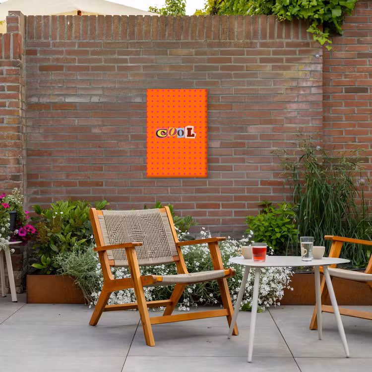 Cool - Stippen - Oranje Tuinposter op houten frame 2 cm dik klein -sfeer3