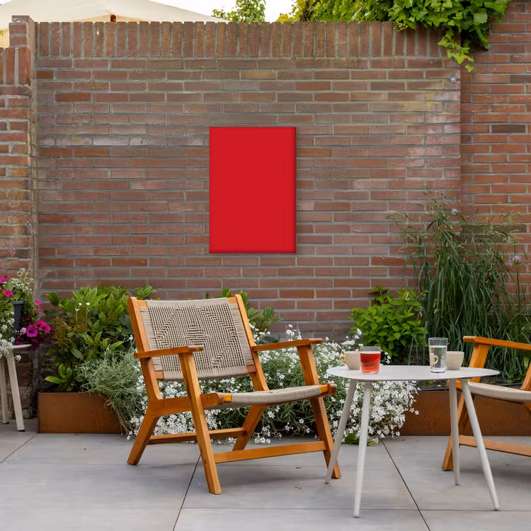 Crimson - Velvet - Rood Tuinposter op houten frame 2 cm dik klein 841 -sfeer3